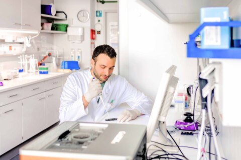 Dr. Micha Banz bei der Vorbereitung einer Sequenzierbibliothek: Mit der Pipette wird eine aufgereinigte DNA-Probe für die Analyse auf eine Sequenziereinheit aufgebracht. Foto: Inka Rodigast/UKJ