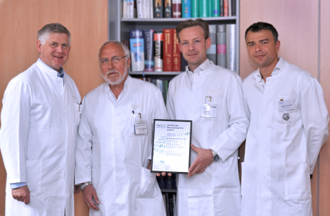 Prof. Dr. Andreas Hochhaus, Sprecher des UniversitätsTumorCentrums Jena, Prof. Dr. Rolf Kalff, Leiter des Neuroonkologischen Zentrums Jena, PD Dr. Jan Walter, Koordinator des Neuroonkologischen Zentrums Jena und Dr. Ekkehard Eigendorff, Geschäftsführer des UniversitätsTumorCentrums Jena, (v.l.n.r.) präsentieren das Zertifikat der Deutschen Krebsgesellschaft e.V. für das Neuroonkologische Zentrum des Universitätsklinikums Jena. Foto: UKJ/Schacke
