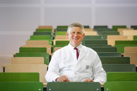 Prof. Andreas Hochhaus, Vorstandsmitglied des CCCG und Direktor der Klinik für Innere Medizin II, Hämatologie und Internistische Onkologie am UKJ, freut sich über den Erfolg der Bewerbung. Foto: UKJ/Schroll