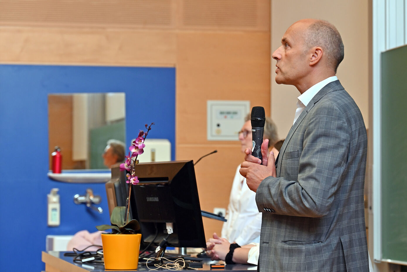 Auch René Kelling, der Pflegedirektor des UKJ, begrüßt die neuen Azubis und dual Studierenden.
Foto: Michael Szabo (UKJ)