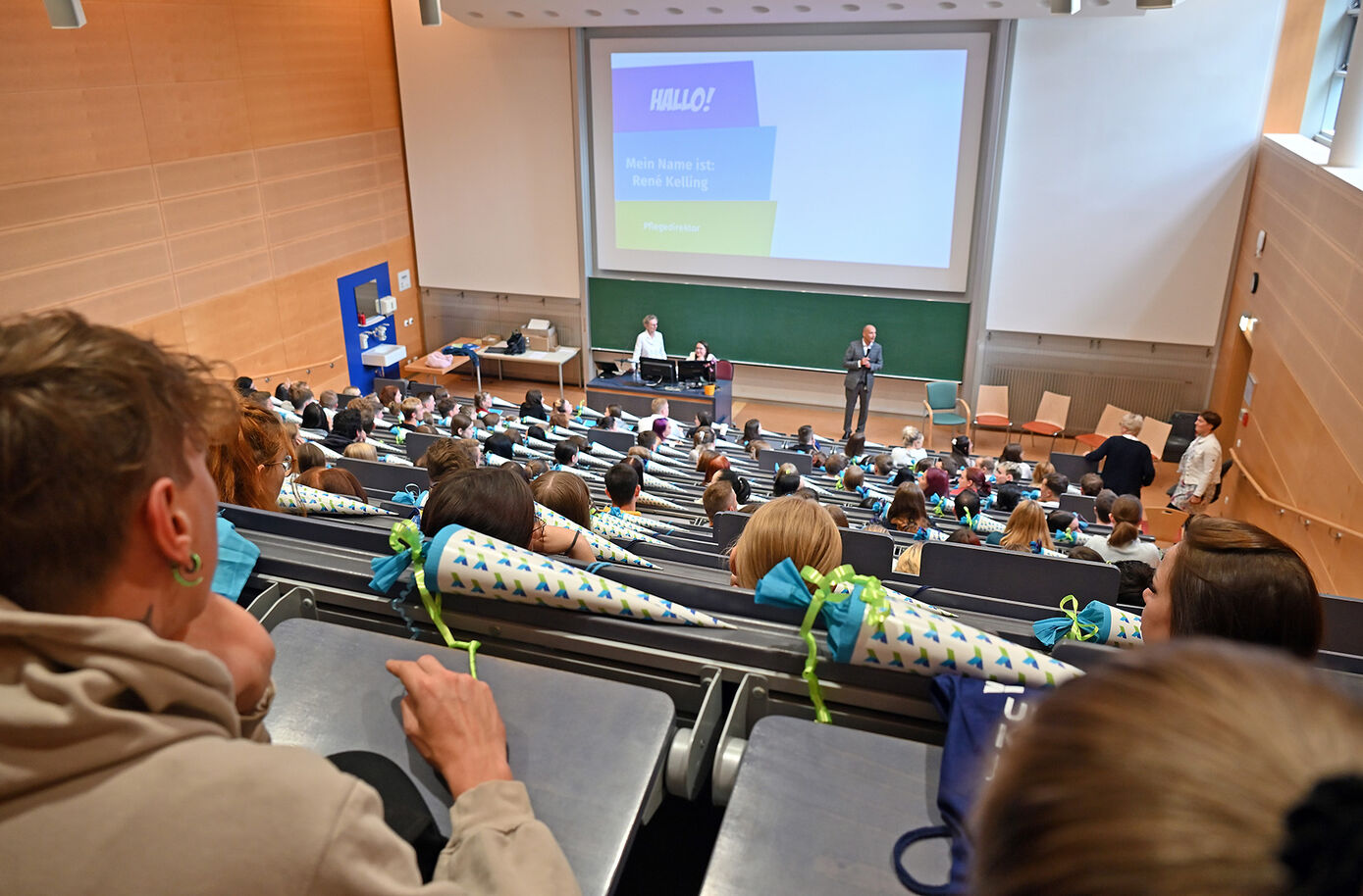 Im vollen Hörsaal lauschen die Azubis gespannt den ersten Informationen rund um ihre Ausbildung.
Foto: Michael Szabo (UKJ)