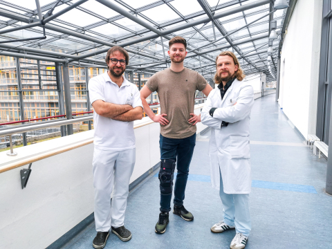 Im Team den Knochenkrebs erfolgreich bekämpft: Dr. Wolfram Weschenfelder (links) und Dr. Christian Spiegel (rechts), Chirurgen in der Klinik für Unfall-, Hand- und Wiederherstellungschirurgie und Leiter des SarkomCentrums mit ihrem Patienten Daniel Grienberger. Foto: UKJ