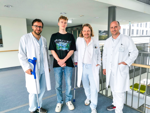 Seine Krücken braucht Dominik Streitz nicht mehr: Dank der Ärzte im Jenaer SarkomCentrum (v.l.: Dr. Wolfram Weschenfelder, Dr. Christian Spiegel, beide Chirurgen in der Klinik für Unfall-, Hand- und Wiederherstellungschirurgie und Leiter des SarkomCentrums; apl. Prof. René Aschenbach, Institut für Diagnostische und Interventionelle Radiologie und Stellvertretender Direktor) Foto: UKJ