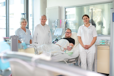 Torsten Sieblist ist regelmäßig zur Behandlung am Uniklinikum Jena. Unter anderem erhält er im Institut für Transfusionsmedizin seine Immunadsorption.
Auf dem Bild zu sehen sind von links: Schwester Gabi, Institut für Transfusionsmedizin, Prof. Peter Oelzner, Leiter des Funktionsbereichs Rheumatologie der Klinik für Innere Medizin III, Patient Torsten Sieblist und Dr. Agnieszka Hilge, Fachärztin für Transfusionsmedizin. Foto: Inka Rodigast/UKJ