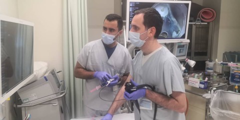 Dr. Drilon Haziri übt die neuartigen endoskopischen Abtragungstechniken an Modellen Foto: D. Haziri/UKJ