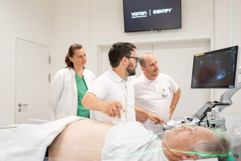 Für die interstitielle Brachytherapie arbeiten Expertinnen und Experten der Klinik für Strahlentherapie und Radioonkologie und des Instituts für Diagnostische und Interventionelle Radiologie interdisziplinär eng zusammen.
