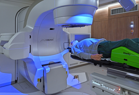 Während der HyperArc-Bestrahlung am UKJ verhindert eine spezielle Maske, dass sich der Kopf bewegt. Dadurch können die Strahlen millimetergenau auf die Tumoransiedlungen gerichtet und das gesunde Gewebe geschont werden. Foto: Szabó/UKJ.
