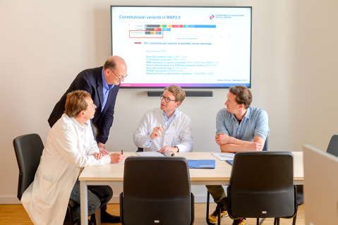 Die Teams der Kinderklinik und der Humangenetik besprechen die Ergebnisse der humangenetischen Untersuchung. v.l.: Dr. Karim Kentouche, Klinik für Kinder- und Jugendmedizin, Prof. Christian Hübner, Direktor Institut für Humangenetik, Prof. Till Milde, Direktor Klinik für Kinder- und Jugendmedizin, Dr. Alexander Schulz, Institut für Humangenetik, Foto: Rodigast/UKJ