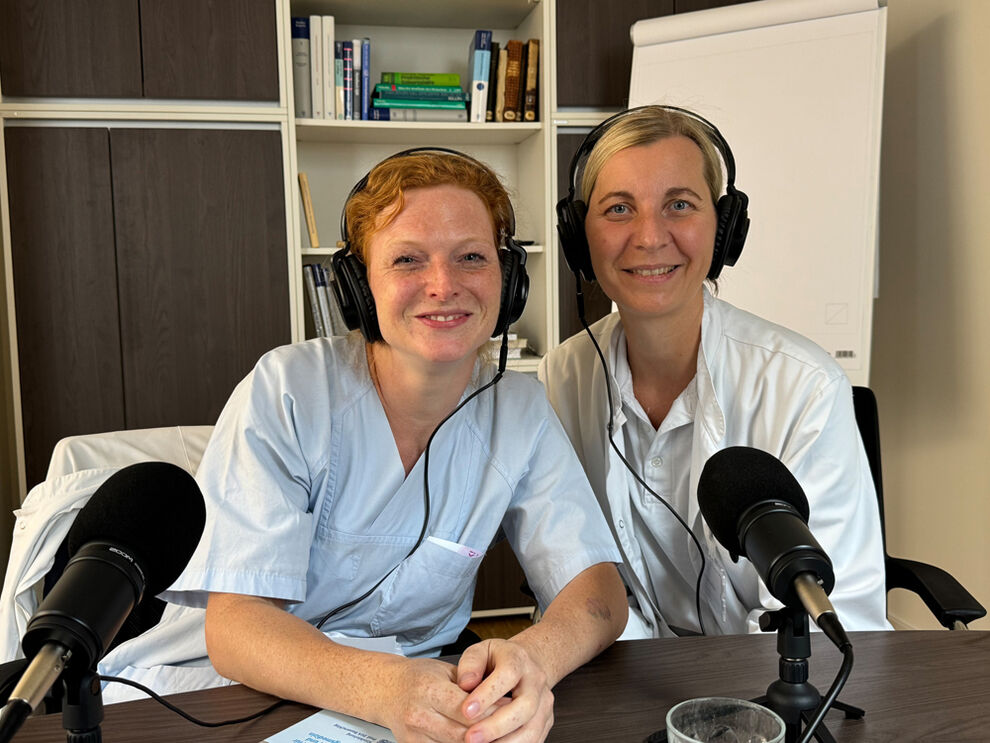 Dr. Ulrike Wickmann und Dr. Stefanie Schütze aus dem Brustzentrum sprechen über Brustkrebs.
Foto: UKJ
