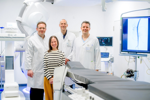 Janet Piegsas Behandlungsteam am UKJ: Prof. Dr. Alexander Pfeil, Leiter des Rheumazentrums, Prof. Dr. Ulf Teichgräber, Direktor des Instituts für Diagnostische und Interventionelle Radiologie und Dr. Thomas Stauch, Oberarzt in der Klinik für Innere Medizin II (v.l.). Foto: Rodogast/UKJ 
