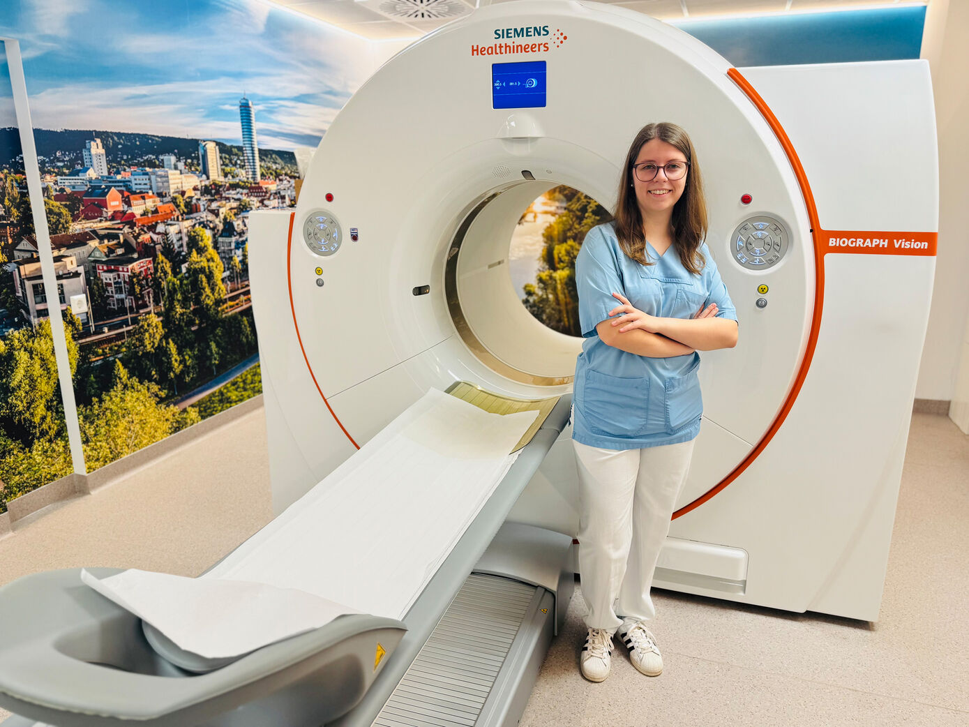 Jessica Patz wird am UKJ zur Medizinischen Technologin für Radiologie ausgebildet. Die Ausbildung ist Teil des Boys'Day & Girls'Day, an dem sich das UKJ am 23. April 2026 beteiligt. Foto: Korneli/UKJ