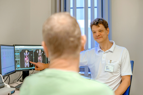 UKJ-Hämatologe Prof. Dr. Ulf Schnetzke und Patient Wilhelm Schülein (v.r.) vergleichen in der Lymphomsprechstunde die PET-CT-Scans vor und nach seiner Behandlung. Fotos: Rodigast/UKJ