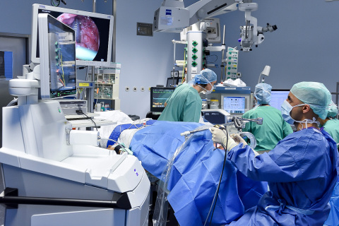 Im EU Verbund CHARM arbeitet die Jenaer HNO-Klinik mit am Prototyp eines Raman-Mikroskops für, die schnelle und kostengünstige Krebsdiagnose, das auch während der Operation einsetzbar sein soll.
Foto: Christin Ebert/UKJ
