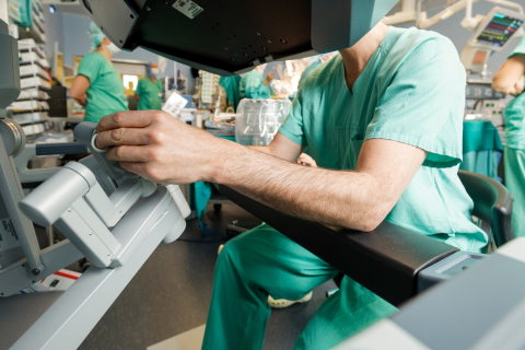 Ein Forschungsteam an Uniklinikum Jena, Universität Jena und TU Ilmenau entwickelt mit Förderung der Carl-Zeiss-Stiftung ein sensorbasiertes Unterstützungssystem für die Tumorchirurgie. 
Foto: UKJ/Anna Schroll