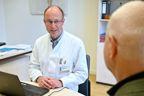 Prof. Dr. Marc-Oliver Grimm vom Uniklinikum Jena leitet die Arasafe-Studie zur Optimierung der Prostatakrebstherapie, in die 250 Patienten an bundesweit 40 Zentren eingeschlossen werden sollen.
Foto: Michael Szabó/UKJ