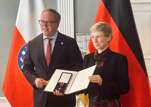 Die Professorin für Integrative Onkologie am Universitätsklinikum Jena, Dr. Jutta Hübner, wurde von Ministerpräsident Mario Voigt mit dem Bundesverdienstkreuz ausgezeichnet. Foto: A. Hochhaus/UKJ