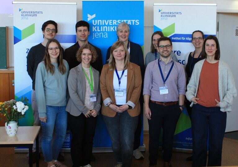Das Instituts AGENS Team (v.l. M. Hildebrandt, A-S. Mägdefrau, R. Schmidt, A. Riede, A. Freytag, J. Storch, K. Söhl, F. Dutschkus, F. Meißner, V. Vogt)
©UKJ/IfA