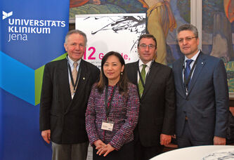 Wollen den Kampf gegen Sepsis auch auf globaler Ebene ausbauen: (v.l.) Prof. Dr. Konrad Reinhart vom Universitätsklinikum Jena (UKJ), Prof. Nakoko Shindo (Weltgesundheitsorganisation), Achim Steiner, Direktor des Umweltprogramms der Vereinten Nationen und Prof. Dr. Lothar Wieler, Präsident des Robert-Koch-Institutes (RKI). Foto: UKJ/Schleenvoigt