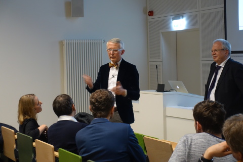 Im Anschluss an den Vortrag folgte eine interessante Diskussion. Foto: V. Voltersen/ UKJ
