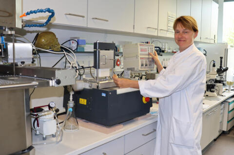 PD G. Schneider im Biomateriallabor des UKJs