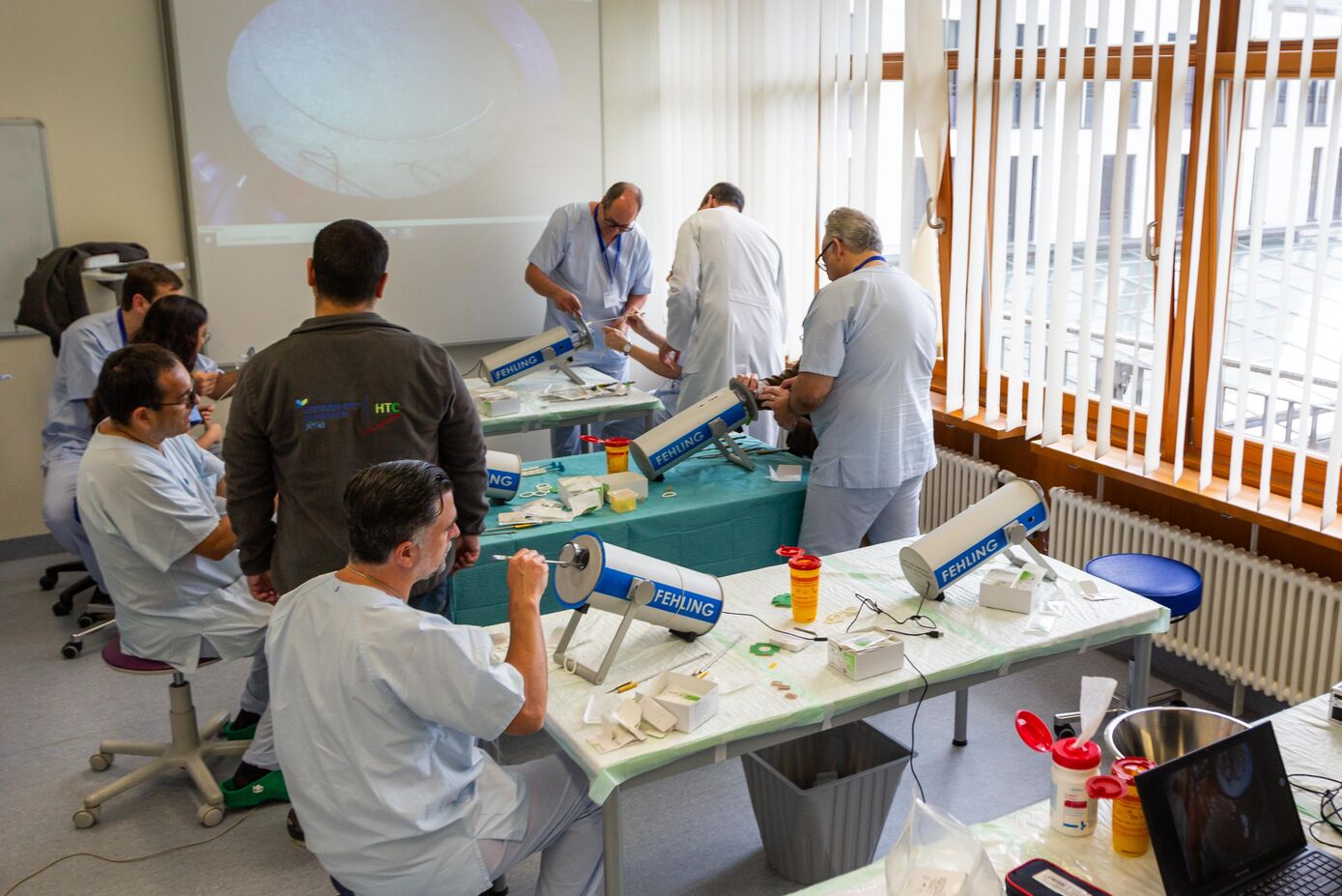 Die Herzchirurgen üben am Simulator das Festnähen einer Herzklappe durch das \