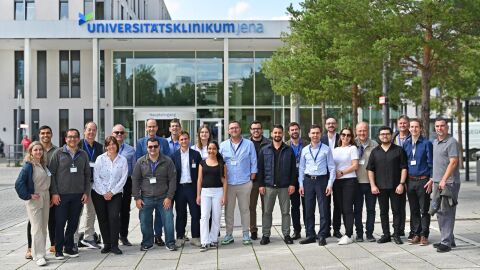 Das Team der HTC Jena und die Gäste aus aller Welt vor dem Haupteingang des UKJs.