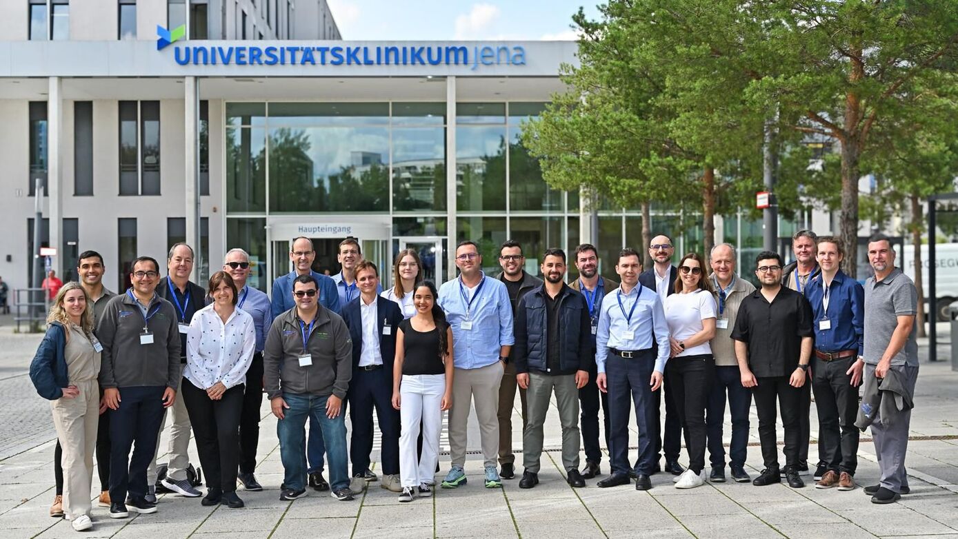 Die Teilnehmenden vom MICS Bootcamp 2025 vor dem UKJ