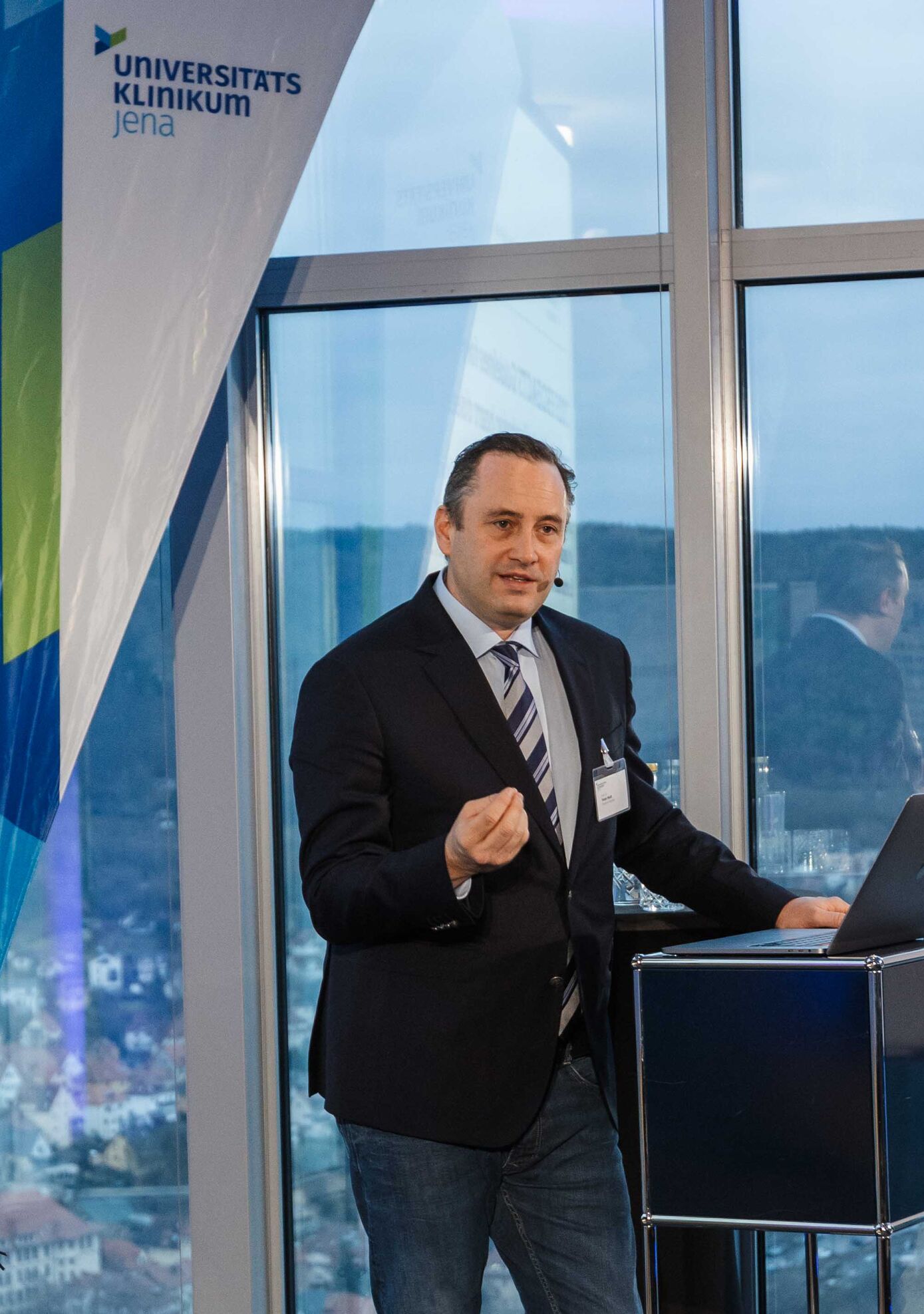 Prof. Dr. med. Peter Matt aus Luzern spricht über die aktuellen Herzklappen-Leitlinien vor der Saaletal-Kulisse.