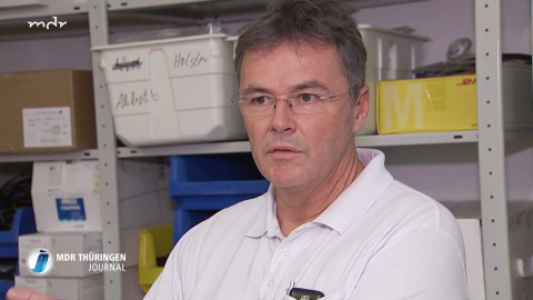 https://www.mdr.de/video/mdr-videos/f/video-877294.html
Vor 25 Jahren erfolgte die erste Herztransplantation in Jena
An die tausend Operationen finden jedes Jahr in der Jenaer Herzchirurgie statt – bis hin zur Transplantation. Letztere ist für die Patienten natürlich wie ein Sechser im Lotto. Die erste erfolgte vor 25 Jahren.
MDR THÜRINGEN JOURNAL
Di 19.11.2024
19:00Uhr
02:39 min
Beitrag: Olaf Nenninger