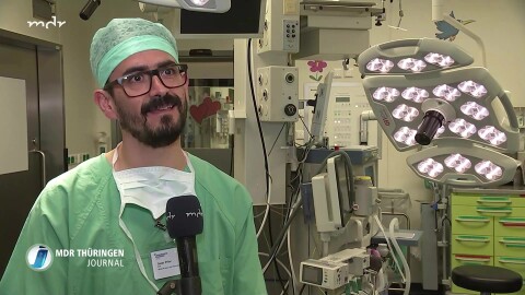 Der Hospitant Oscar Prior gibt dem Journalisten des MDR ein Interview | Quelle: MDR Thüringen