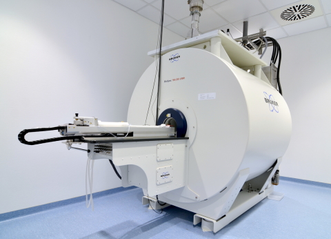 Das  9.4T Kleintier MRT von Bruker (Biospec 94/20, Avance 3 HD) ist für die Untersuchung an Gewebeproben und Kleintieren im Rahmen pre-klinischer Studien optimiert. 

(Bildrechte/Photograph: Dr. K.-H. Herrmann)