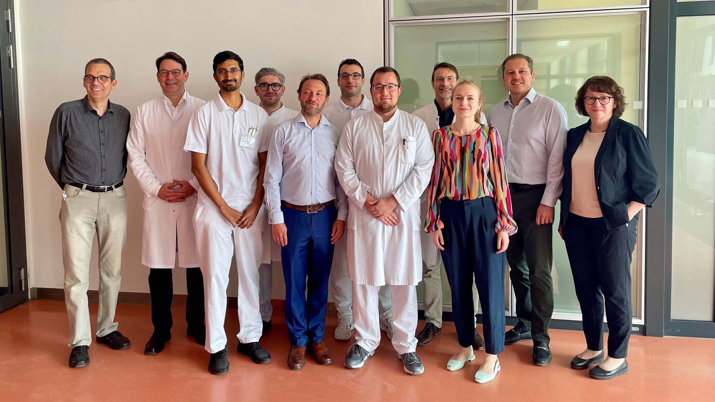 v. l. n. r.: Michael Schwarzer (KIM I), Prof. Christian Schulze (KIM I), Sandesh Dinesh (KIM I), Jürgen Bogoviku (KIM I), Sebastian Freiburger (HTC), Micha Banz (KIM IV), Stefan Glöckner (IMM), Prof. Mathias Pletz (IIMK), Philine Fleckenstein (HTC), Murat Mukharyamov (HTC), Prof. Regine Heller (Prodekanat Nachwuchsförderung)