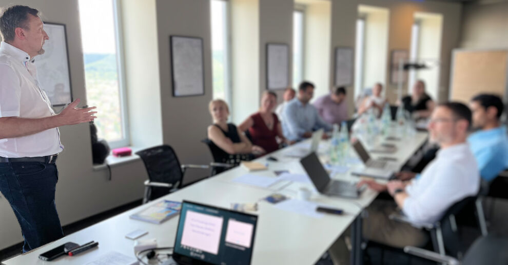 links: Dr. Alexander Schiller beim Workshop »KI im  Forschungsumfeld«