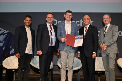 Bildunterschrift: Dr. Prasad Thomas Oommen (Kongresspräsident GKJR), Prof. Dr. Alexander Pfeil (Leiter Rheumazentrum [G-BA-Kriterien] sowie der Sektion Rheumatologie und Osteologie der Klinik für Innere Medizin III am Universitätsklinikum Jena), Dr. Tobias Hoffmann, Prof. Dr. Christof Specker (Kongresspräsident DGRh) und Dr. Manfred Kemmerling (Kongresspräsident DGORh), Copyright: Rheumaakademie/Lübke.