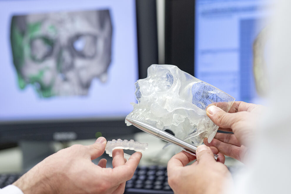 Rekonstruktion von Kiefer- und Gesichtsdefekten auf Grundlage eines individuellen CAD/CAM gefertigten Implantates:
Die CAD/CAM- Technologie (Computer Aided Design, Computer Aided Manufacturing) ermöglicht die Anfertigung individualisierter Rekonstruktionen im Mund-, Kiefer- und Gesichtsbereich