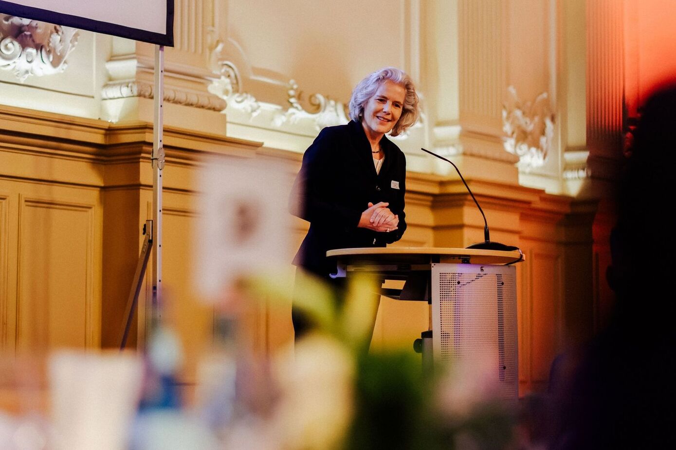Rektorin Prof. Dr. Eva Inés Obergfell hielt bei der Landesbestenehrung der IHK ein Grußwort.
Foto: IHK zu Leipzig/ Anne Schwerin