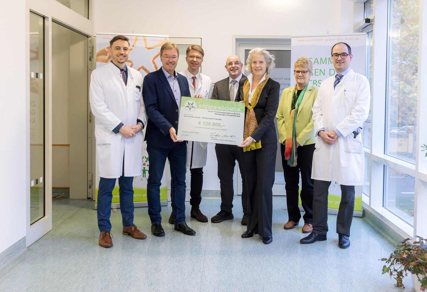 Vereinsvorsitzender Peter Heitmann (2.v.l.) überreicht Rektorin Prof. Dr. Eva Inés Obergfell den Spendencheck. Dr. Vladan Vucinic (links) und Prof. Dr. Klaus H. Metzeler (rechts) können mit der Fördersumme ein Forschungsprojekt umsetzen.
Foto: Swen Reichhold / Universität Leipzig