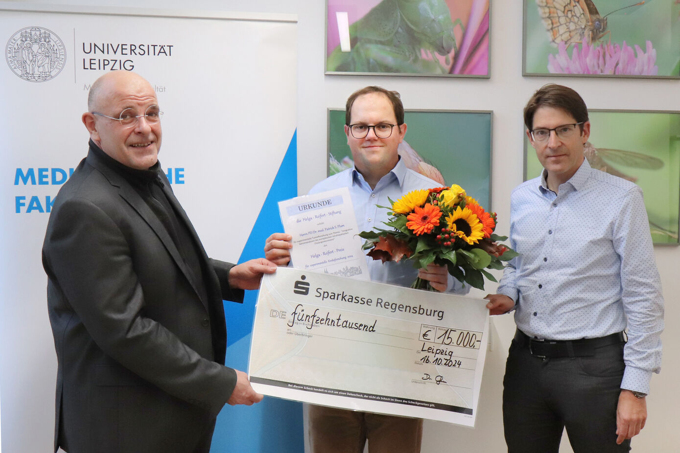 Prof. Ingo Bechmann (l.), Dekan der Medizinischen Fakultät, überreichte den Helga-Reifert-Preis an PD Dr. Patrick Plum (m.) im Beisein von Prof. Daniel Seehofer, Geschäftsführender Direktor der Klinik für Viszeral-, Transplantations-, Thorax- und Gefäßchirurgie am Universitätsklinikum Leipzig.
Foto: Ina Würfel