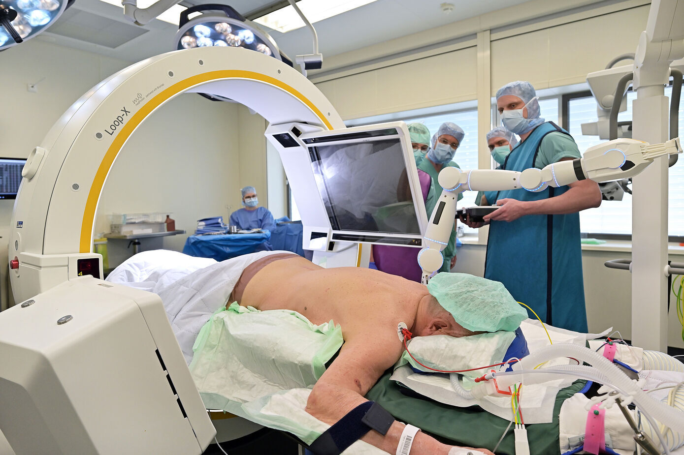 Das robotische 3D-Röntgengerät fährt per Knopfdruck zum Patienten und unterstützt bei intraoperativer Planung und Kontrolle der Eingriffe.