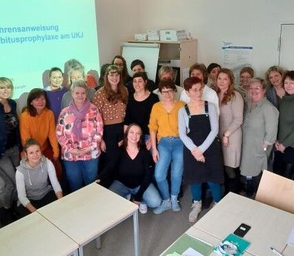 Schulungsteilnehmende Pflege- und Hebammenteam aus Kreißsaal und E110