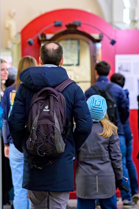 Besucherandrang in der Ausstellung der Anatomischen Sammlung. (Foto: Inka Rodigast/ UKJ)