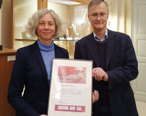 Ulrike Lötzsch und Christoph Redies mit der Urkunde des Museumspreises 2024. (Foto: Inka Rodigast / UKJ)