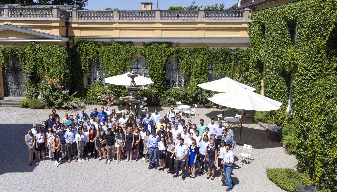 Participating scientists and clinical experts at the SYNABS CONNECT-Generate Symposium in Tutzing (picture: Anja Strauß / UKJ)