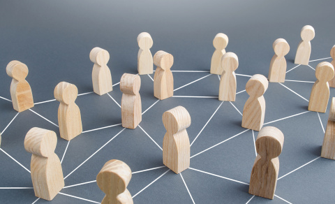 © Andrii Yalanskyi_People connected people by lines. Society concept. Social science relationships. Cooperation and collaboration, news gossip spread. Teamwork. Marketing, dissemination of trends and information_stock.adobe.com