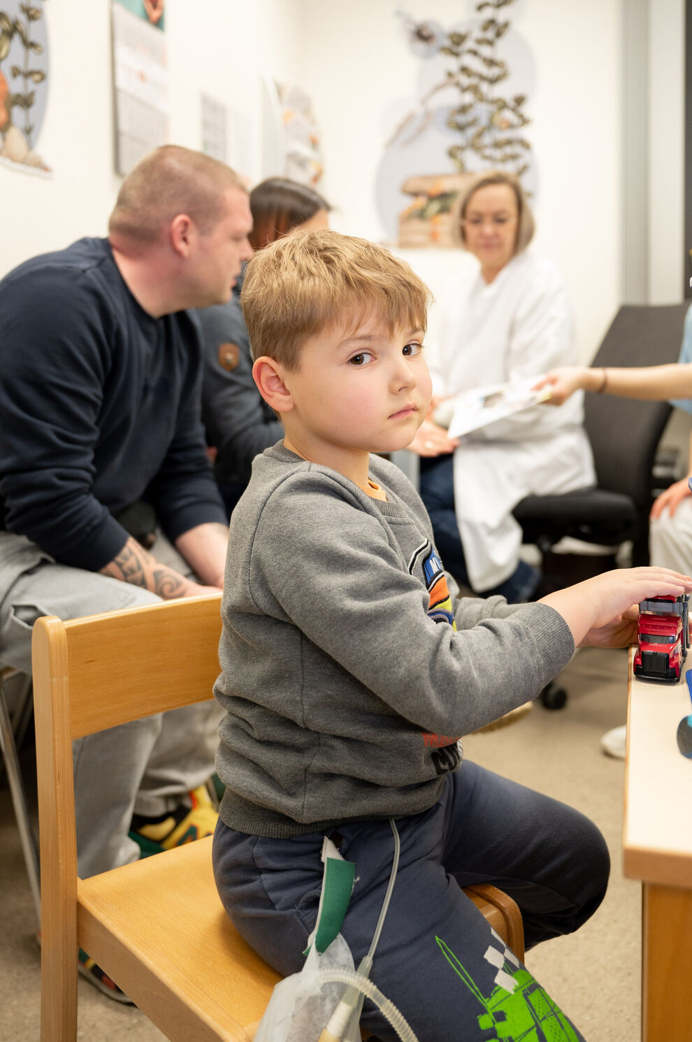 Leon Prätzel in der Sprechstunde für seltene Fehlbildungen der Harnwege in der Kinderchirurgie am UKJ. Foto: Hellmann/UKJ