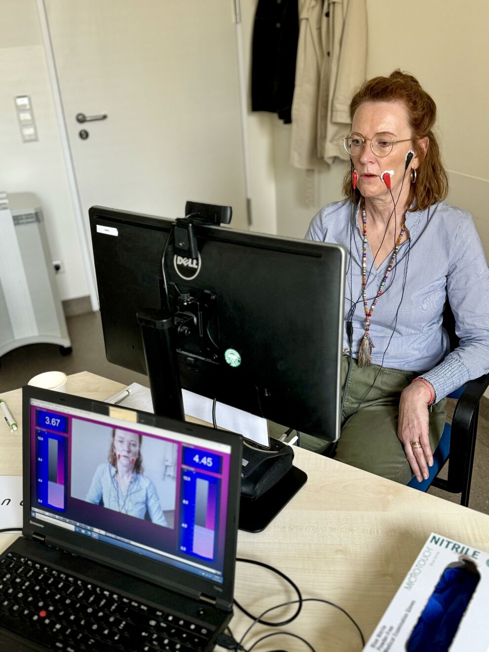 Cornelia Steinau beim Biofeedback-Training am UKJ. Foto: UKJ