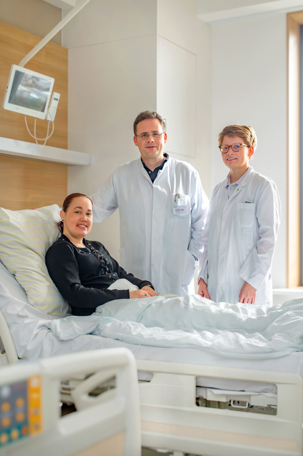 Steffi Böning mit Prof. Dr. Alexander Pfeil, Leiter der
Sektion Rheumatologie und Osteologie der Klinik
für Innere Medizin III, und Oberärztin Dr. Wiebke Schulze, die die Diagnose ihrer sehr Seltenen Erkrankung gestellt haben. Foto: Rodigast/UKJ